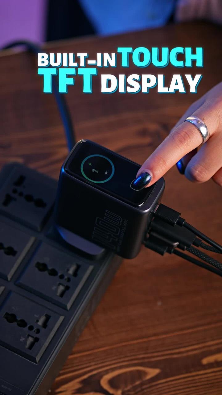 Powerology Voltflow GaN Wall Charger with PD 140W, Single USB-A & Triple USB-C Ports, Ai Temperature Control, Fast Charge Support, Multiple Device Compatibility, TFT Smart Display Interface - Black
