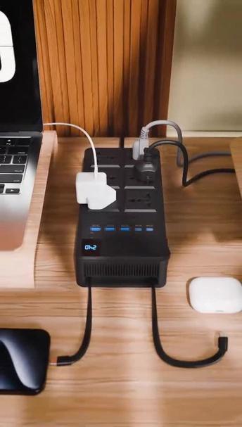 Powerology 2500W Power Strip with 6 AC Sockets & Built-in Retractable Cables, 5 USB Ports, USB-C & Lightning Outputs, Built-in Safeguards, Fire-Proof Material, 24H Timer, Simultaneous Charging, 70cm Cables Length & 3m Power Cord Length - Black
